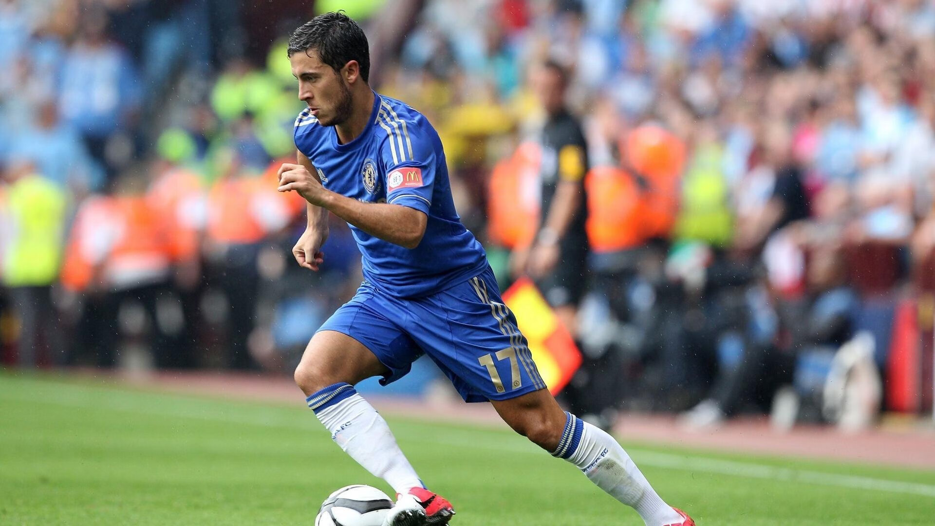 爱游戏平台-球队保持高压状态通过中前场反抢打出持续压制型比赛节奏，进行高压时,击球点靠后会容易造成