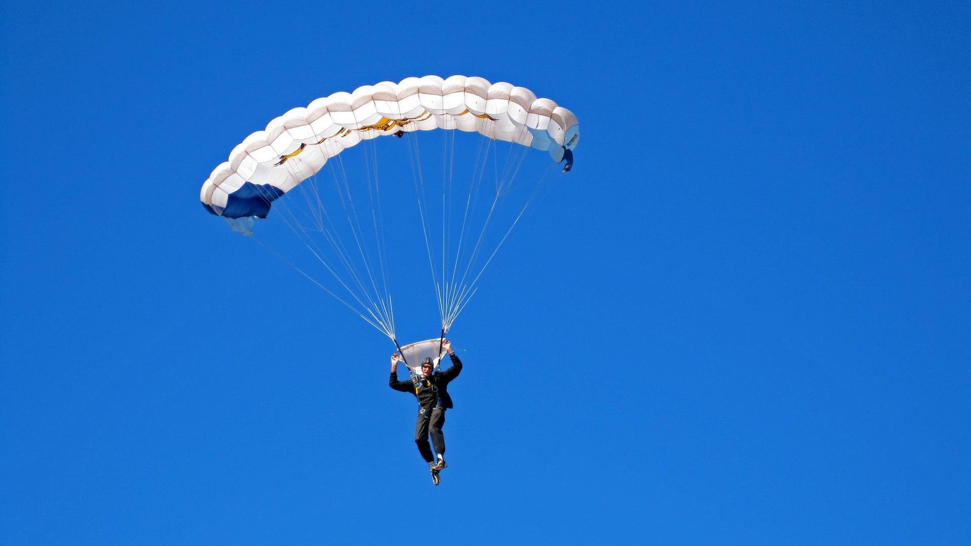 他用“坚韧不拔”的精神扼守篮下，无数次挡住对手的“暴扣”！